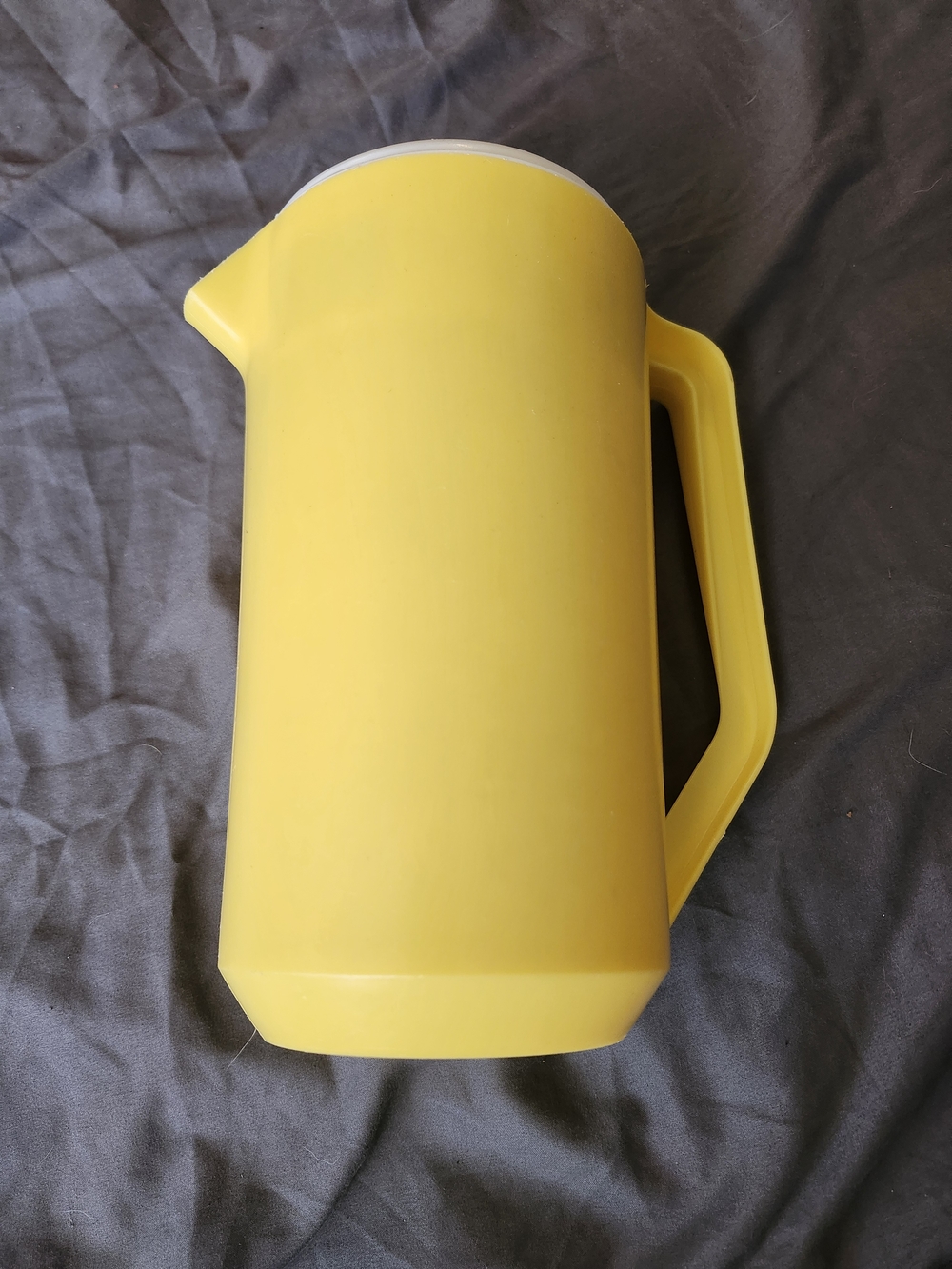 Vintage Rubbermaid 1 Gallon Pitcher Yellow #2718 With Lid